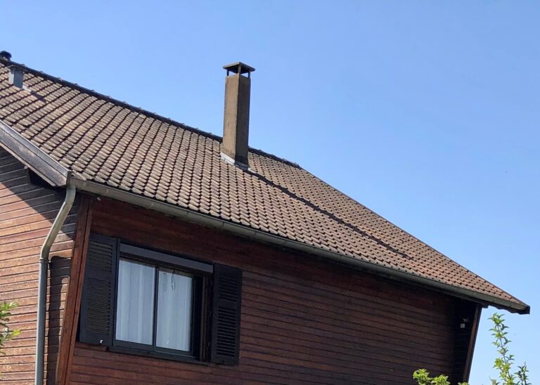 grande maison avec toit et finission