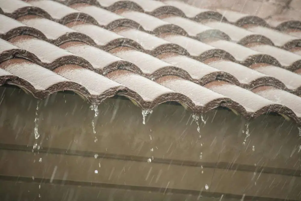pluie tombant d'un toit