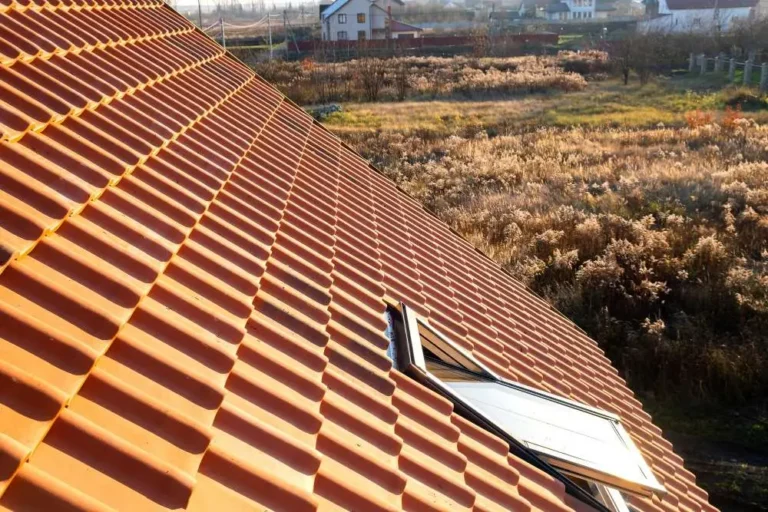 toit en tuile jaune avec velux entre-ouvert