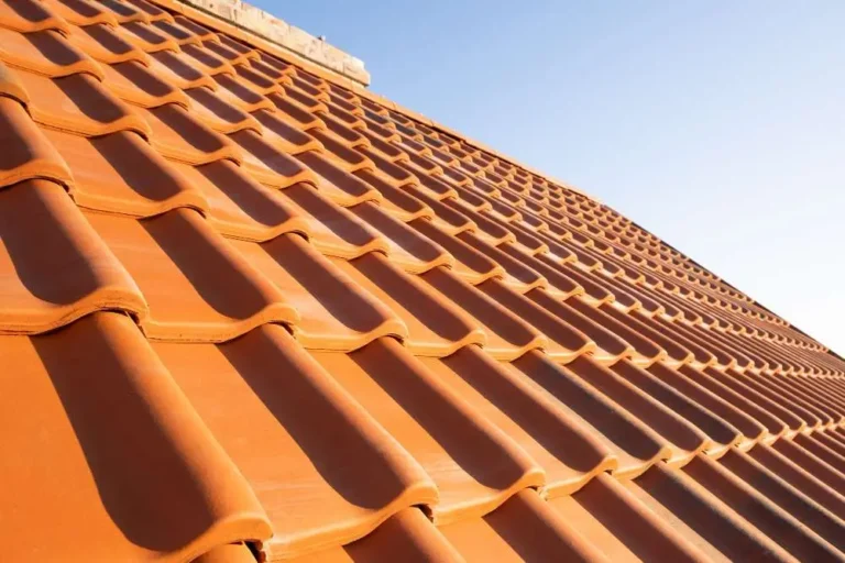grand toit en tuiles sur soleil